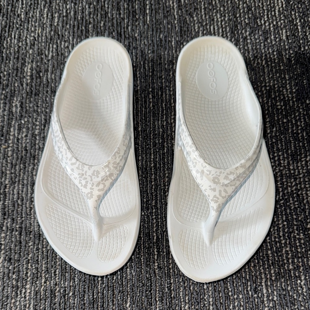 OOFOS White Women's Sandals with Subtle Silver Leopard Print